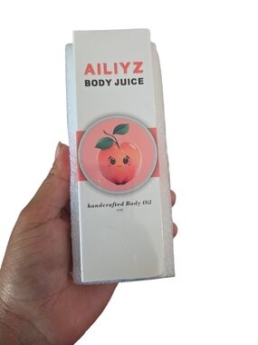 Skincare Ingredients Graphic — Strawberry & Natural Oils